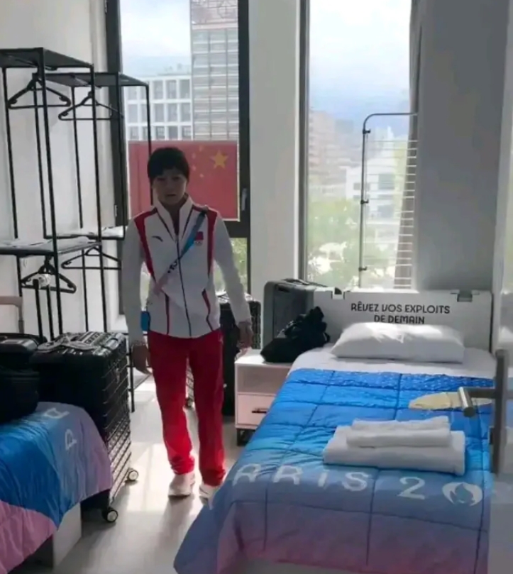 陈若琳晒出全红婵的奥运房间，这里简直糟糕透顶！

小得只有不到10平米，单人床又