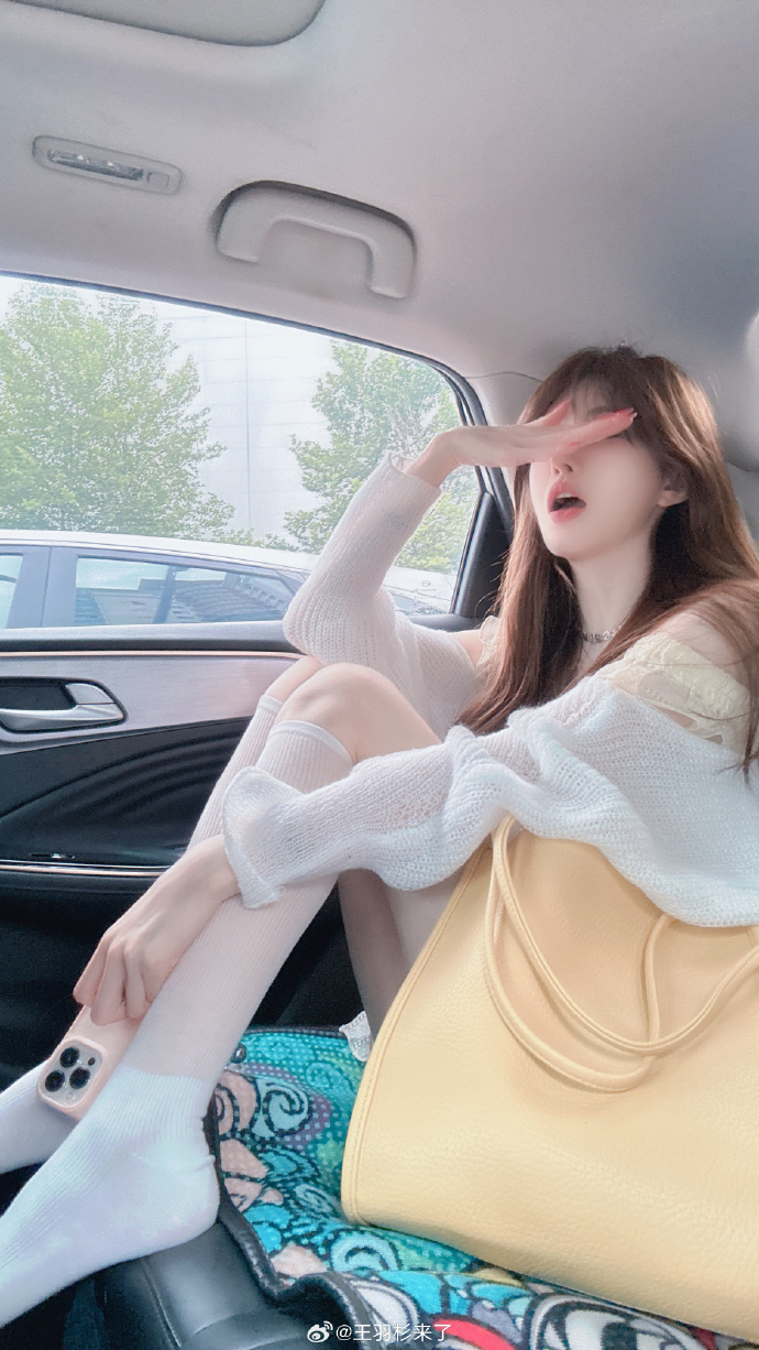 昨天晚上下河游泳，想着晚上不会有啥人，就脱了个精光，刚下河洗了一会儿，来了两个十