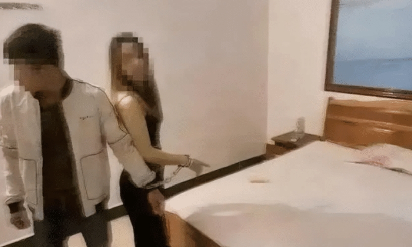 江苏常州，一男子以200元的价格，在浴室包厢按摩时，突遇民警突击检查。民警看到男