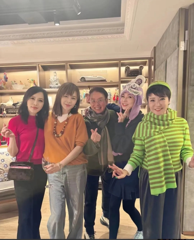 关之琳还是那么美，她晒出过年与老友聚会的照片，62岁的她身材苗条皮肤白皙打扮时尚