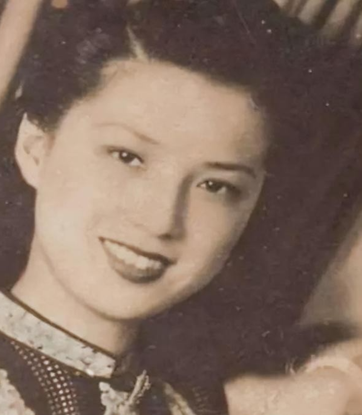 1930年，徐志摩探班民国明星俞珊。正聊得欢，俞珊忽然喊道:“啊呀，真要命，我要