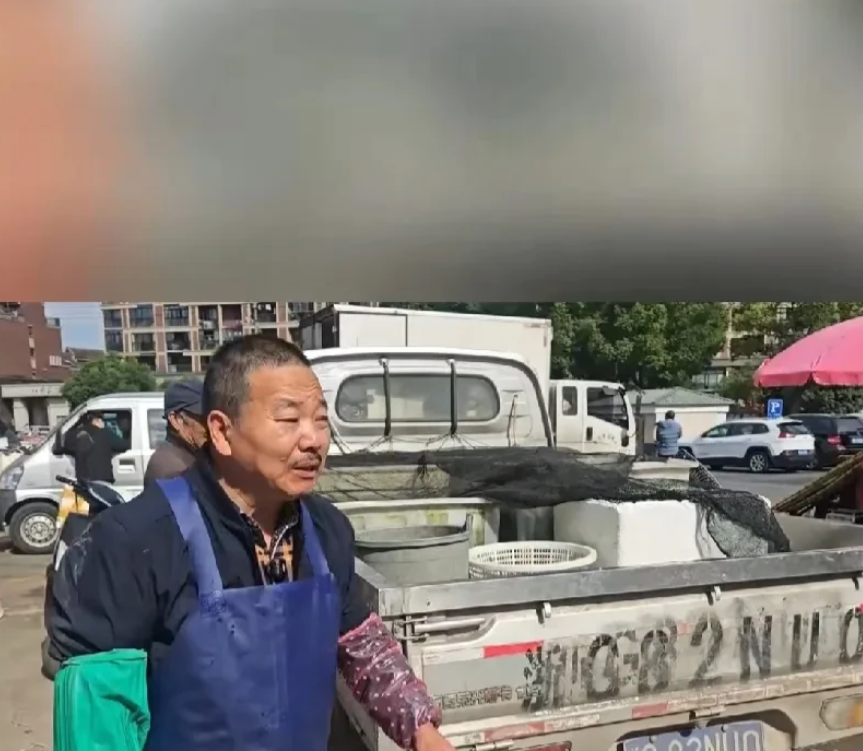 浙江金华卖鱼哥“见义勇为”放弃满车鱼虾泼1吨水救人，这3方都必须感谢他：

1、