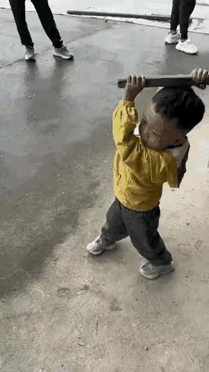 这是一个聪明的妈妈！小男孩因为要求没被满足，竟然生气地举着锤子，想要打妈妈。但男