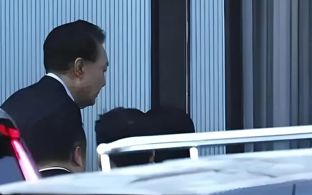 尹锡悦大概率出不来了！
和朴槿惠不同，文在寅接手之后对待朴槿惠有一定的“还恩”的