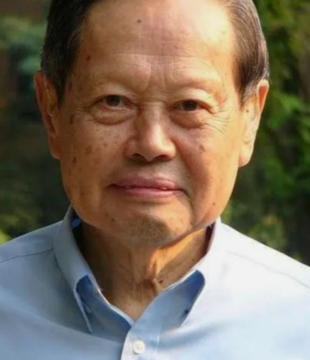 “一定要建，不建中国将落后30年！”2016年，杨振宁曾顶着骂名，极力反对花20