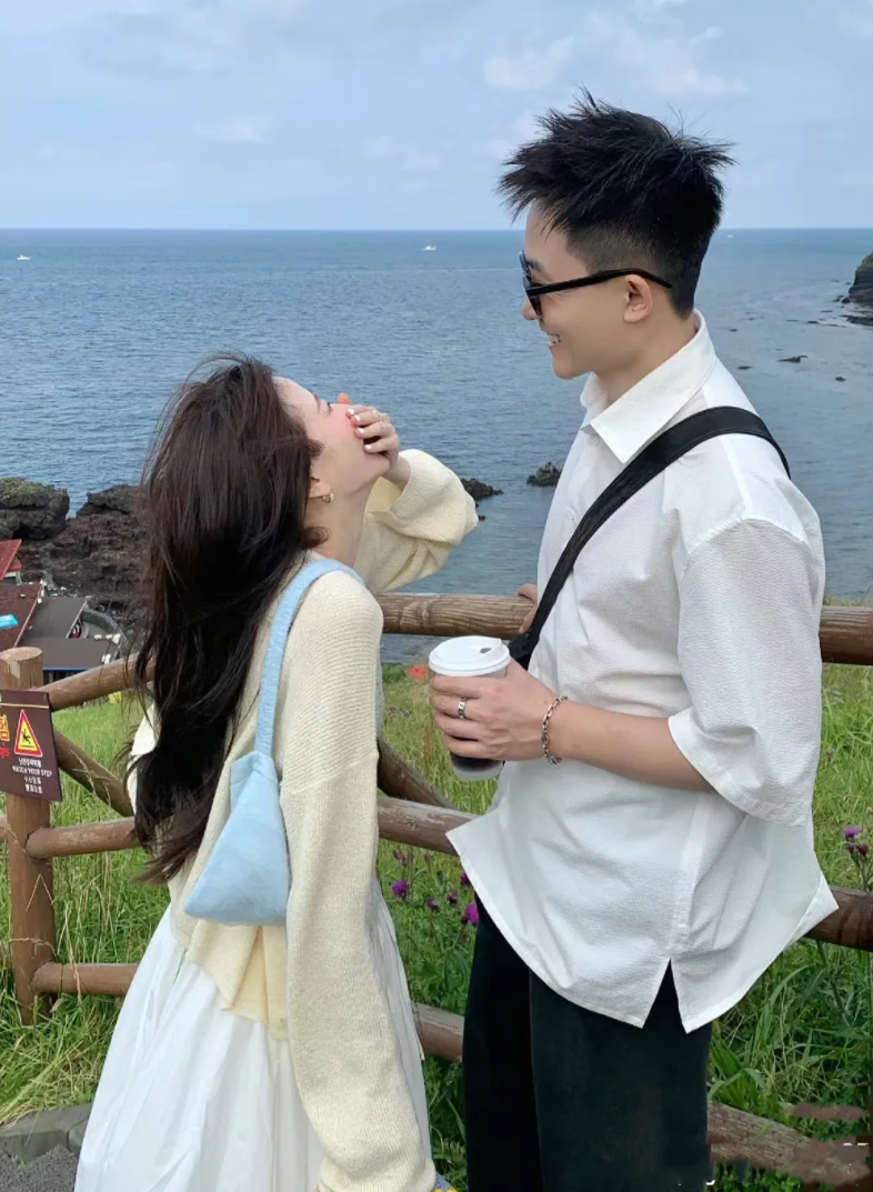 一男子约自己女友周末出去游玩，女友闺蜜知道后，也说要跟随他们一起，女友婉拒后，闺