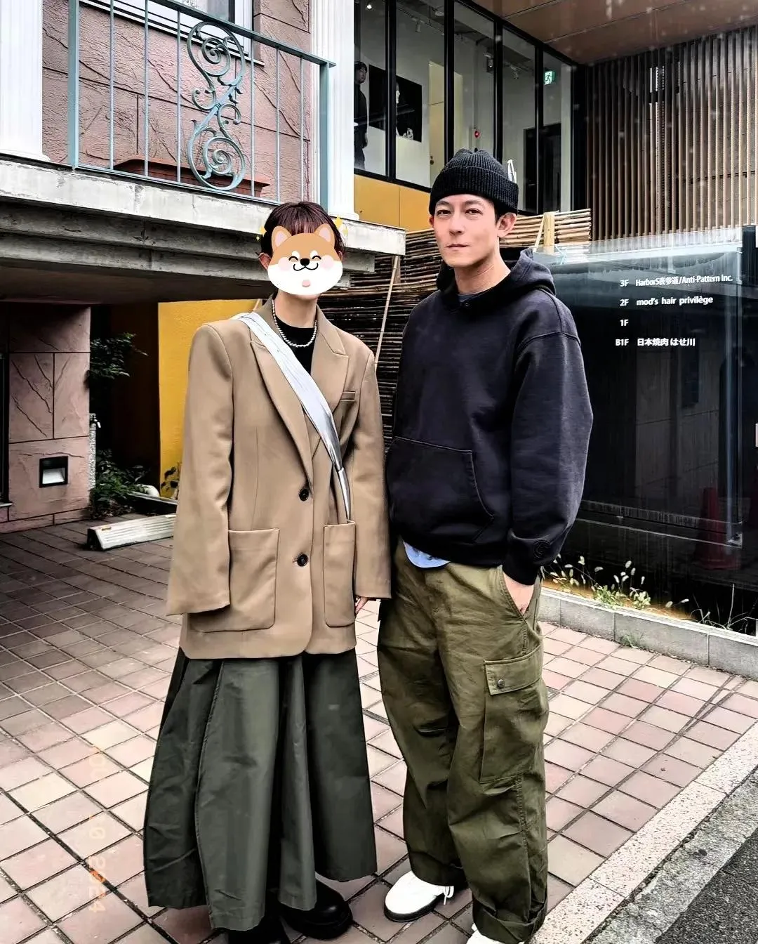 有网友在日本偶遇陈冠希秦舒培，夫妻俩手牵手散步，感情甜蜜！一直以为秦舒培比陈冠希