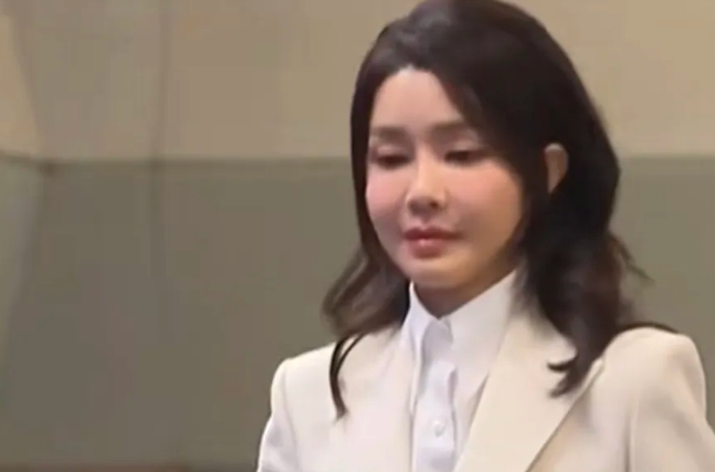 韩国第一夫人金建希健康堪忧，据知情人士说，金建希非常的憔悴，瘦了很多，而且又有了