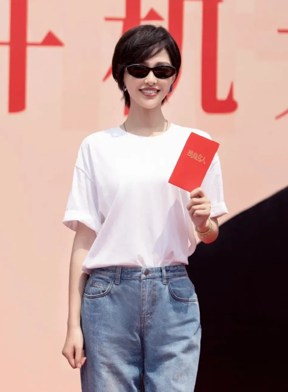 唐嫣新戏造型变短发，多了几分女强人的感觉。