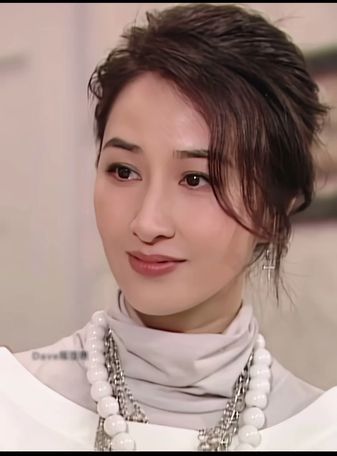 最近重温经典港剧，又被关咏荷美到了！她的美是那种极具亲和力，让人看一眼就难以忘记