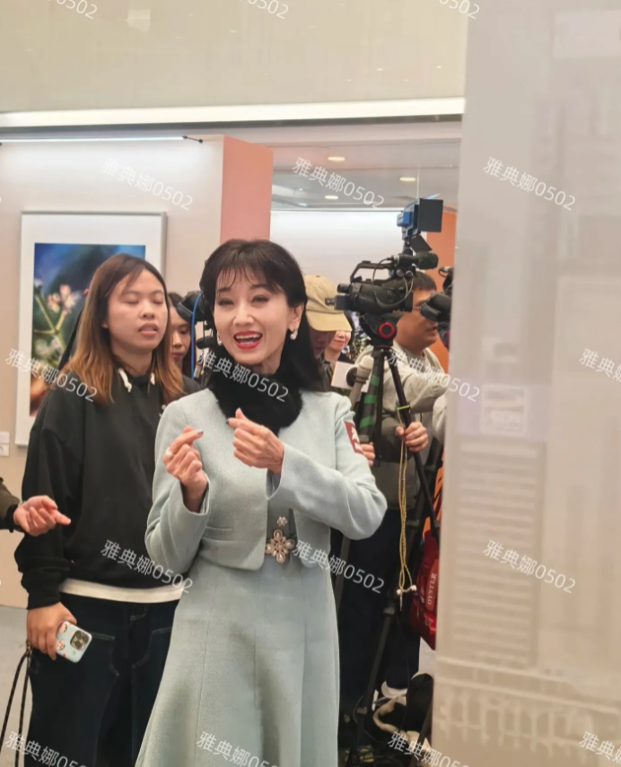 赵雅芝现身海港城，支持老搭档周润发的摄影展!
她本人真的年轻漂亮有气质，她穿着一
