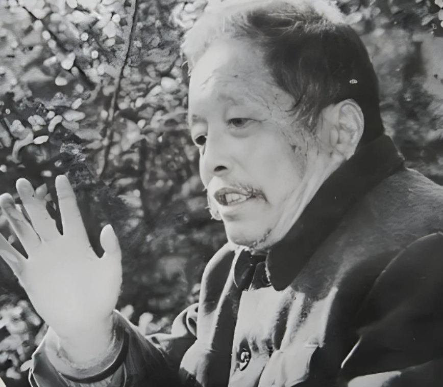 1943年，南京庙会上，一男子与几条蛇比划着手势。忽然，他抓住一条金环蛇，张大嘴