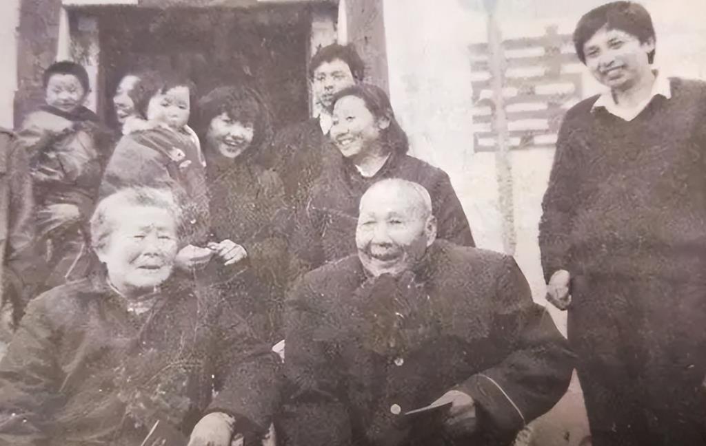 1987年，蒋红英在店里买菜，无意说起自己曾经是红军。店小妹也很健谈，聊起老红军