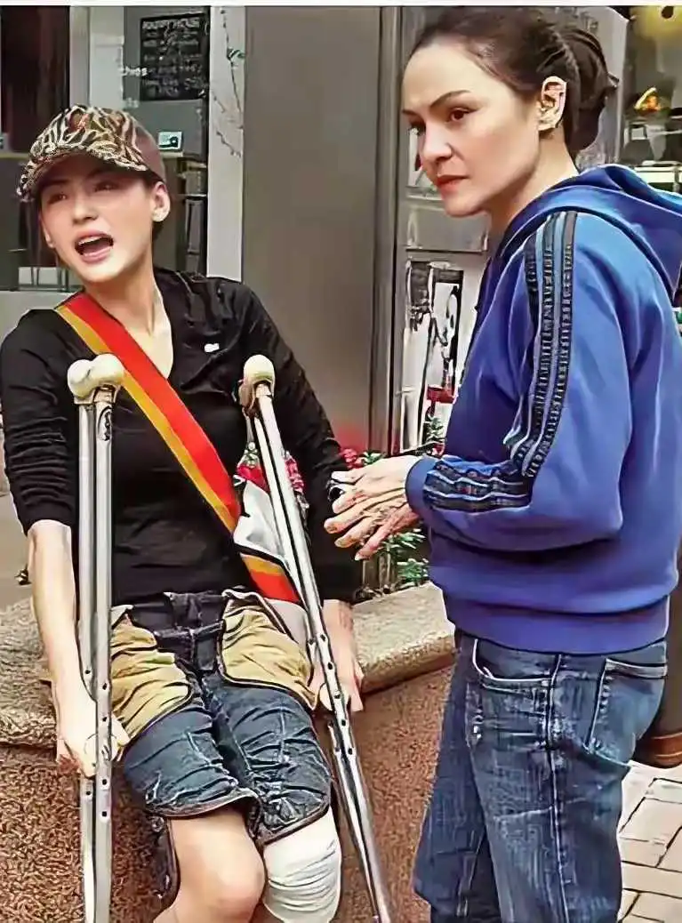 张柏芝妈妈美貌引关注