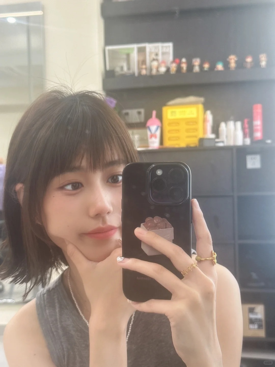 你会不会 也有短发情节呢？
长发真的温柔
可是我没有一张温柔的脸
所以
又剪短了