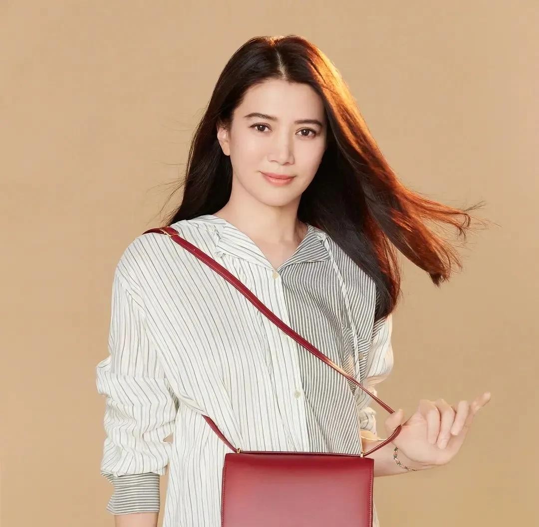 袁咏仪会打儿子 用藤条轻轻敲

                        