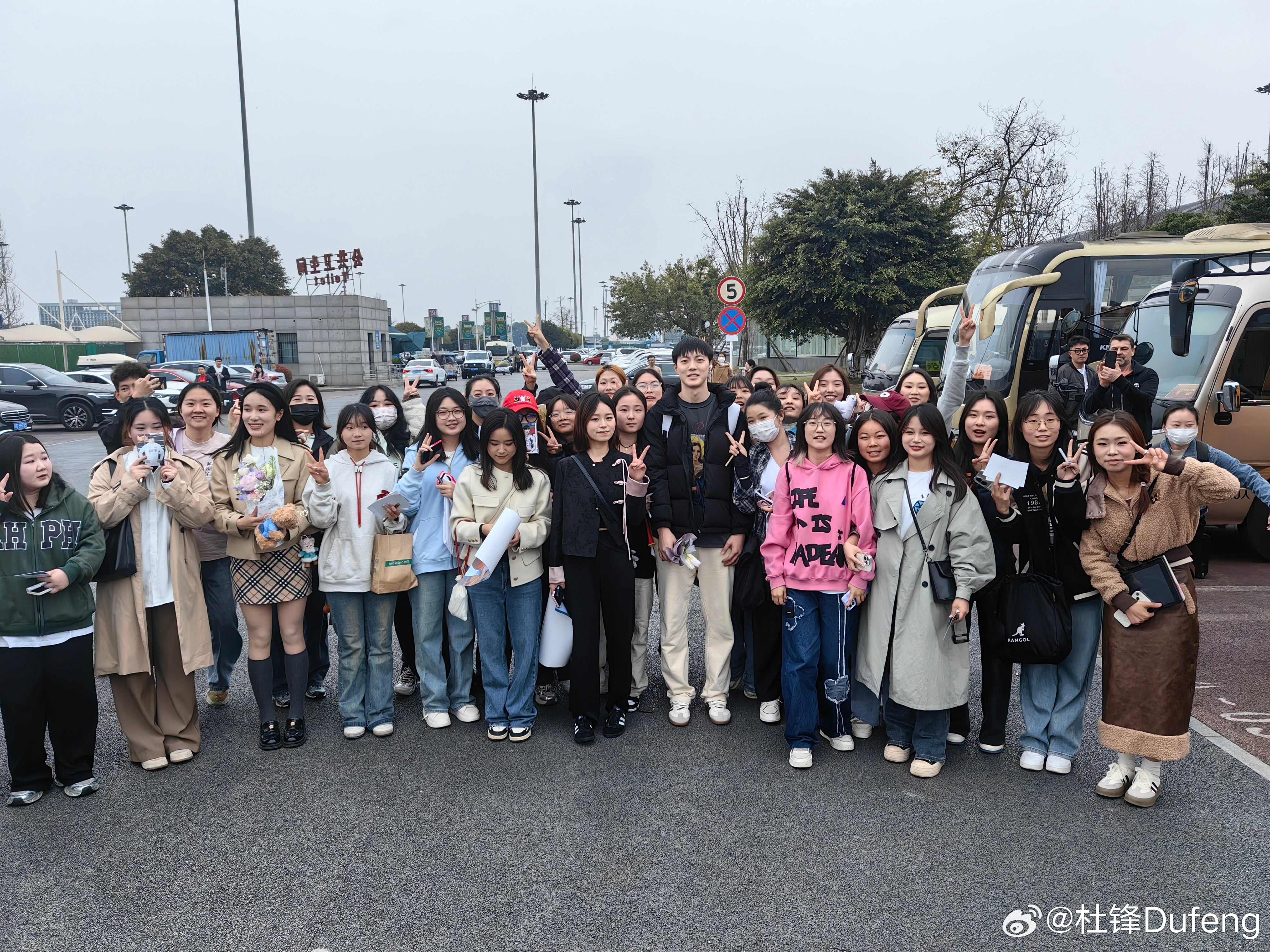 杜锋调侃胡明轩女粉多，羡慕不已。

杜锋在社媒上发布文案称“到四川了。”球队征战