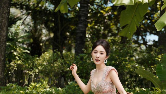 杨幂颜值身材好耐打！穿粉色鱼尾裙大秀火辣曲线，腰臀比绝美无比