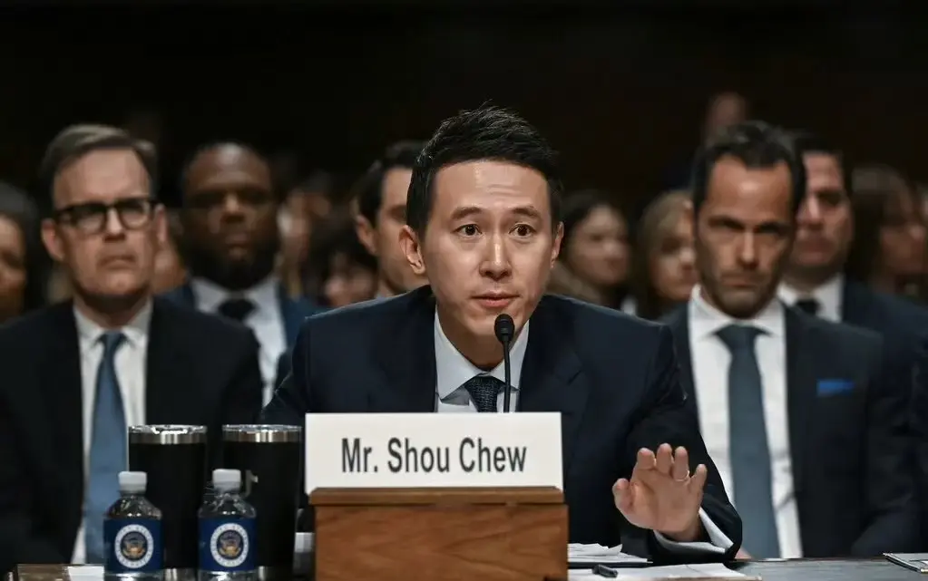 特朗普邀请TikTokCEO周受资参加就职典礼

周受资的座位被安排在讲台旁边的