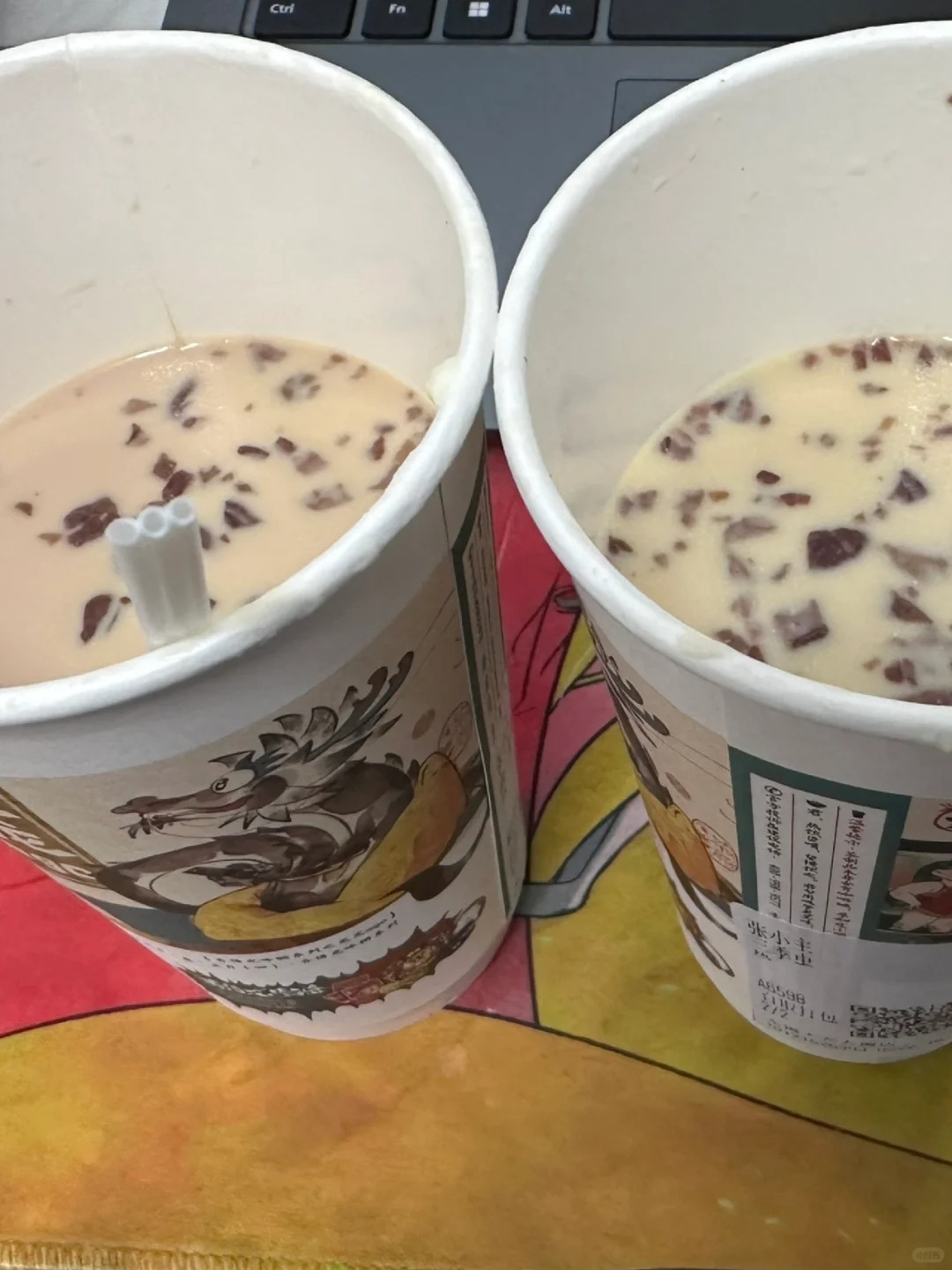 原来茶颜说尽早喝完是因为这个
外带了幽兰拿铁和三季虫 ，半小时地铁到家，打开一看