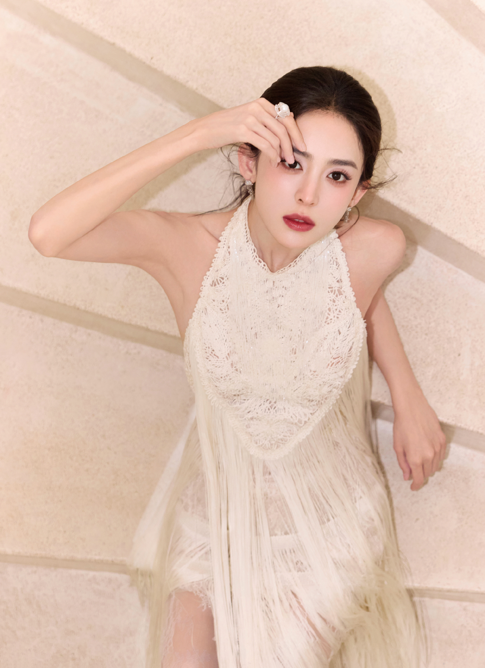 娜扎穿白色流苏露背裙，美背吸睛清纯可人