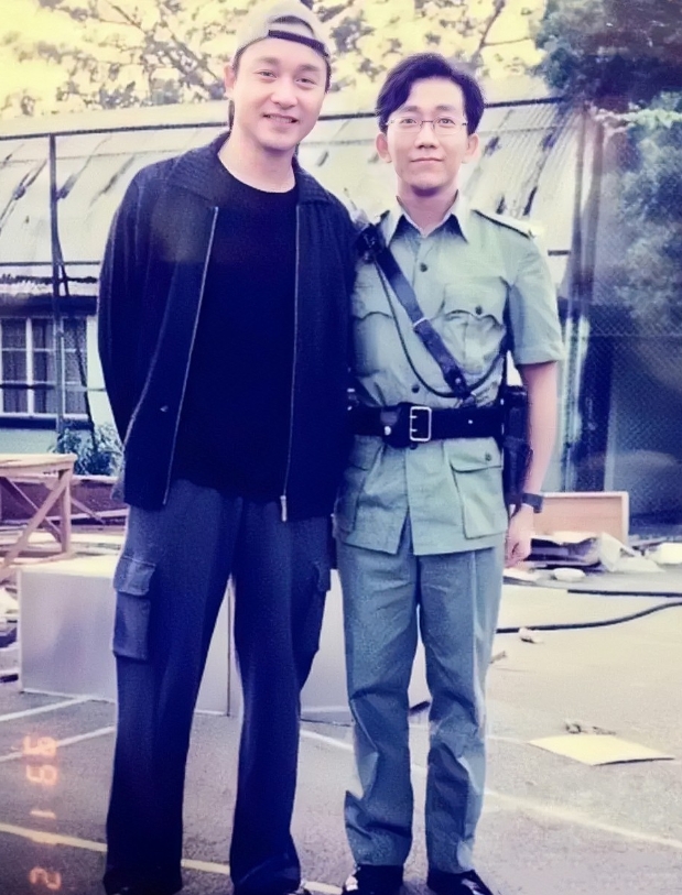 1999年，哥哥张国荣和“粉丝”的一张珍贵合影。镜头下的张国荣身着黑色外套，戴着