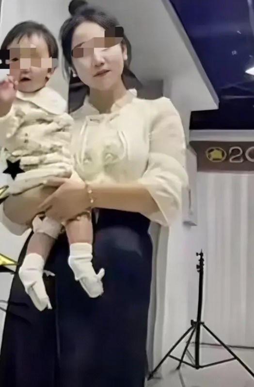年轻的妈妈抱着只有两岁多的女儿跳进了冰冷的河中，遗体找到了，逝者安息，一路走好。
