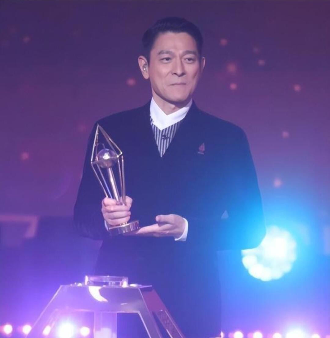 刘德华演唱会惊险一幕！网友直呼：太敬业