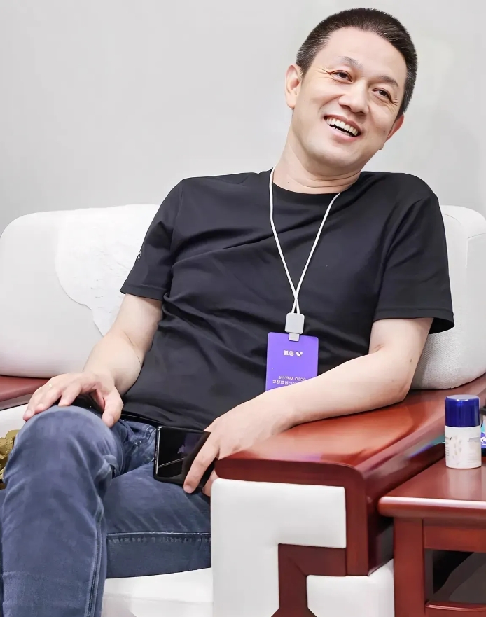 极越爆雷后，蔚来汽车居然也跟着被怀疑。
有人怀疑蔚来汽车的换电模式到底能不能让蔚