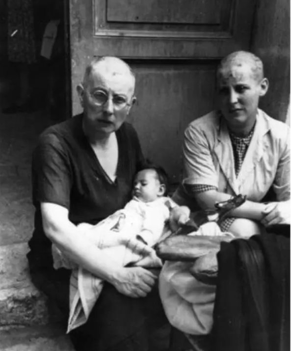 1944年，一对法国母女抱着一个婴儿坐在家门口，因为这个孩子是这个女子和德军士兵