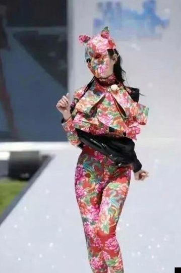 宋轶这衣服得看脸型，搭配好了才更美 

不少网友表示，这件衣服穿在宋轶身上，搭配