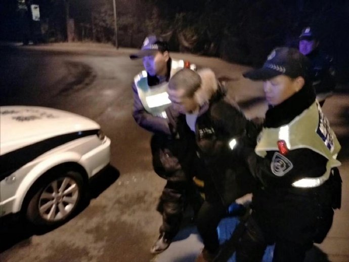 一网友家小区抓到一名小偷