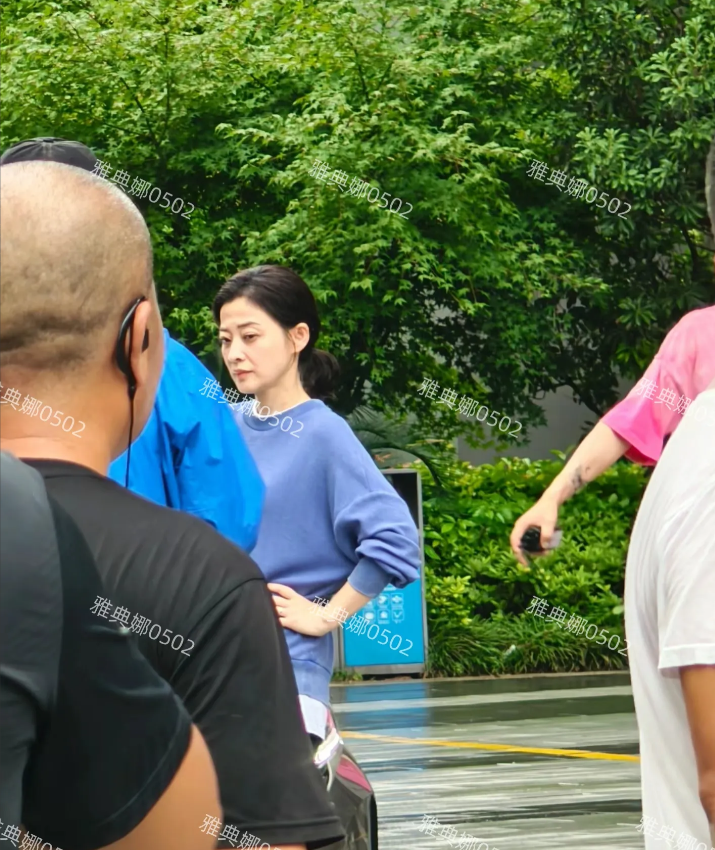 南京偶遇梅婷佟大为拍戏！
梅婷老师本人好白好瘦脸好小，特别有气质，真人比剧里年轻