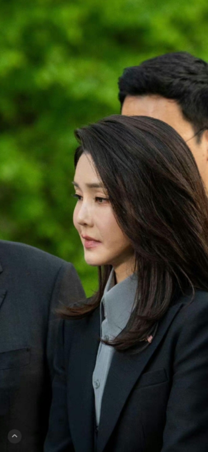 韩国总统夫人这高科技脸实在太明显了！52岁还能整个少女脸，整容不愧为韩国的国粹！