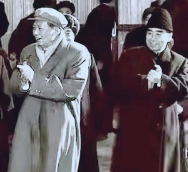 60年代初，毛泽东主席和周恩来总理在一起，人们沸腾了。

纪念共和国成立75周年