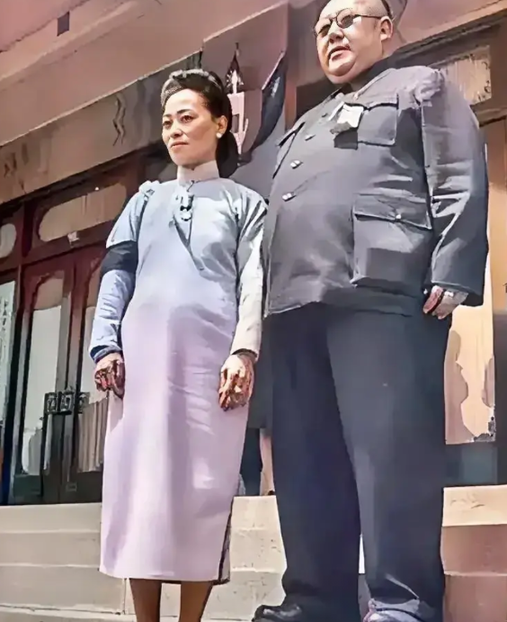 这是马鸿逵1947年与他的四姨太刘慕侠在宁夏的一张合影老照片，这并非演员扮演的，