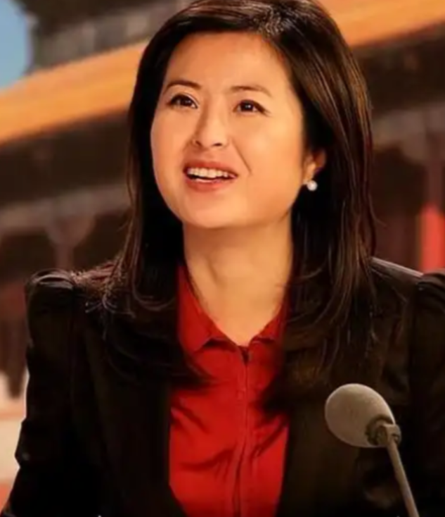 2015年，42岁的“央视名嘴”张泉灵辞职后，趁60岁的老公不注意，带着147万