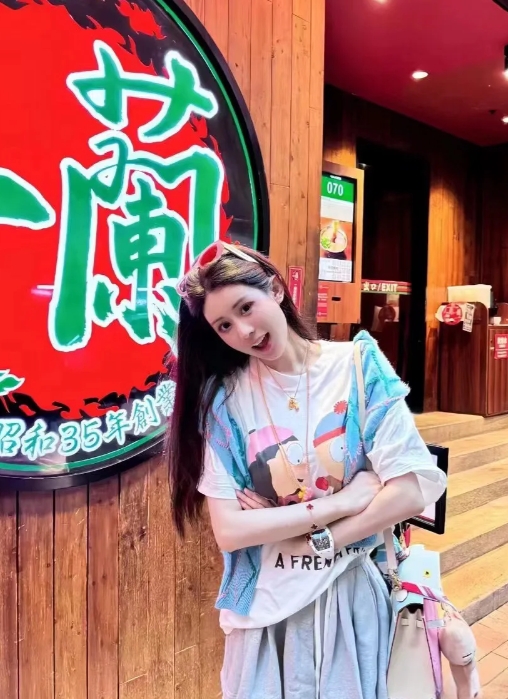 韦雪做直播1年多了，凭借她的高情商，斩男又斩女，她每次直播，直播间人数都是一w加