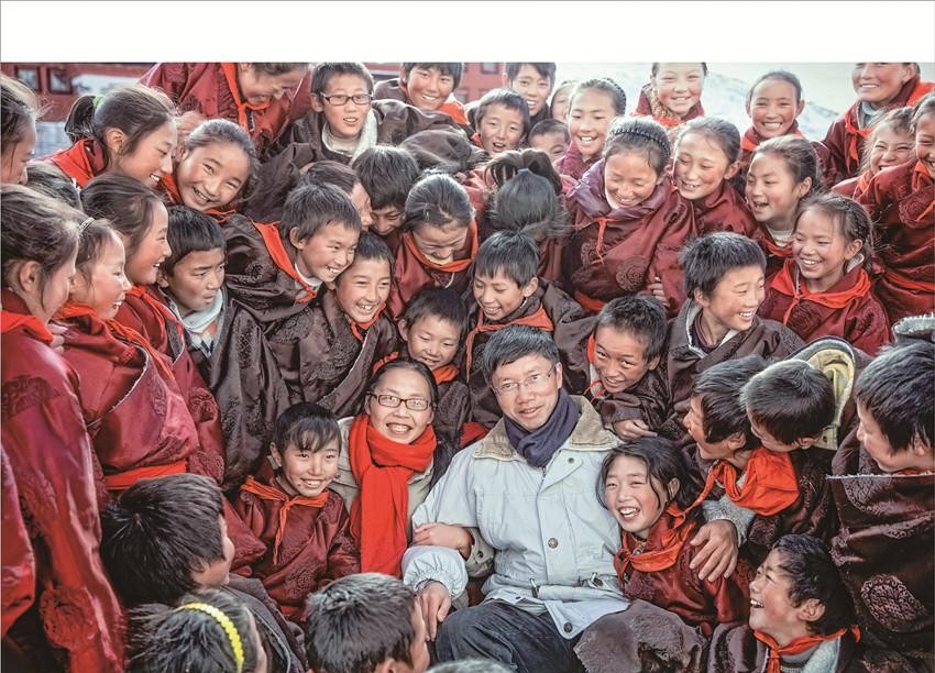 2001年，四川的谢晓君刚生完孩子三个月，丈夫胡忠提议一起去旅游，她满心欢喜地答