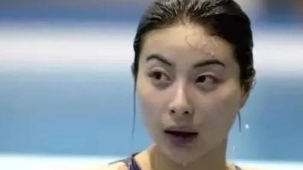 郭晶晶和伏明霞合照后，梁锦松估计心里琢磨，当年追郭晶晶就好了