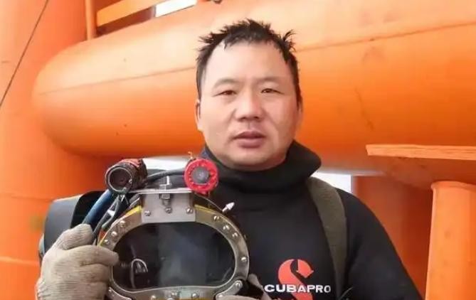 在湖北荆州高桥村，一个名叫万述国的人以"水鬼"之名闻名。他的职业生涯充满了令人震