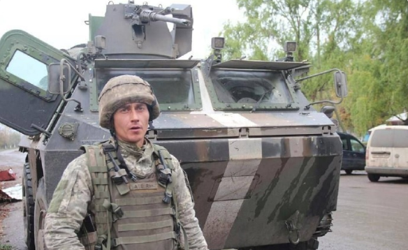 “法国将在一年内向乌克兰军队送出数百辆装甲车”，3月31日，法国国防部长勒科尔努