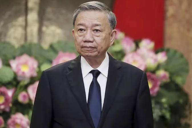 苏林对前来接机的王毅外长非常热情，双方在飞机下握手交谈长达两分多钟，看得出苏林对