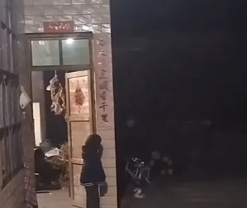 “这就是回家的意义”，湖北一6岁小女孩半夜11点还在等爸爸回家，几次到外面看都没