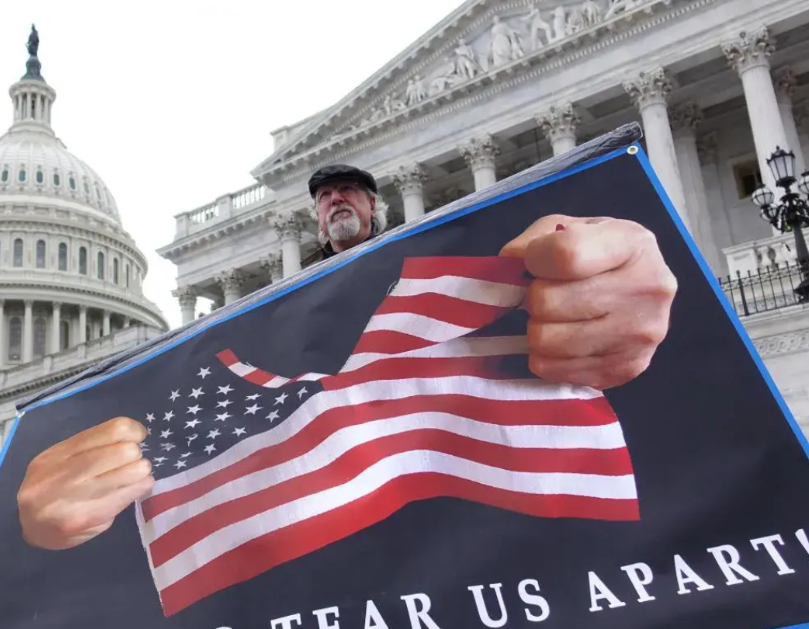 用中国的历史时期描述美国的现状：
1.五胡乱华时期：美国是一个移民国家，是个大杂