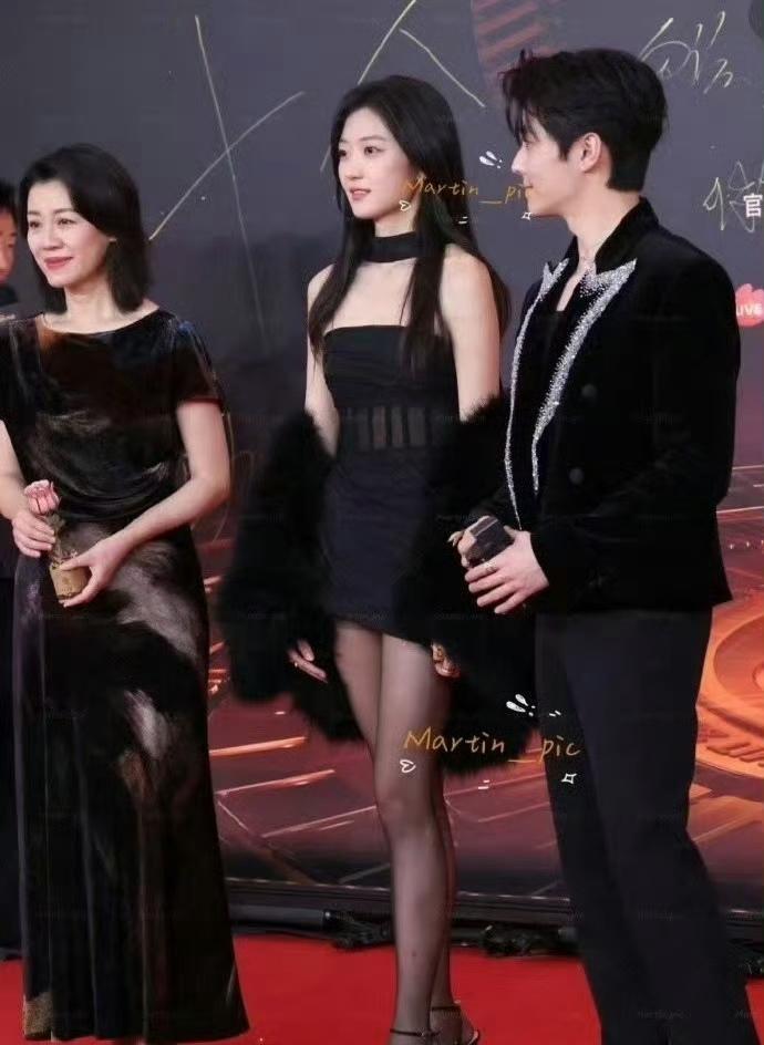 原来女明星穿高跟鞋也会磨脚后跟啊 [大笑][大笑]