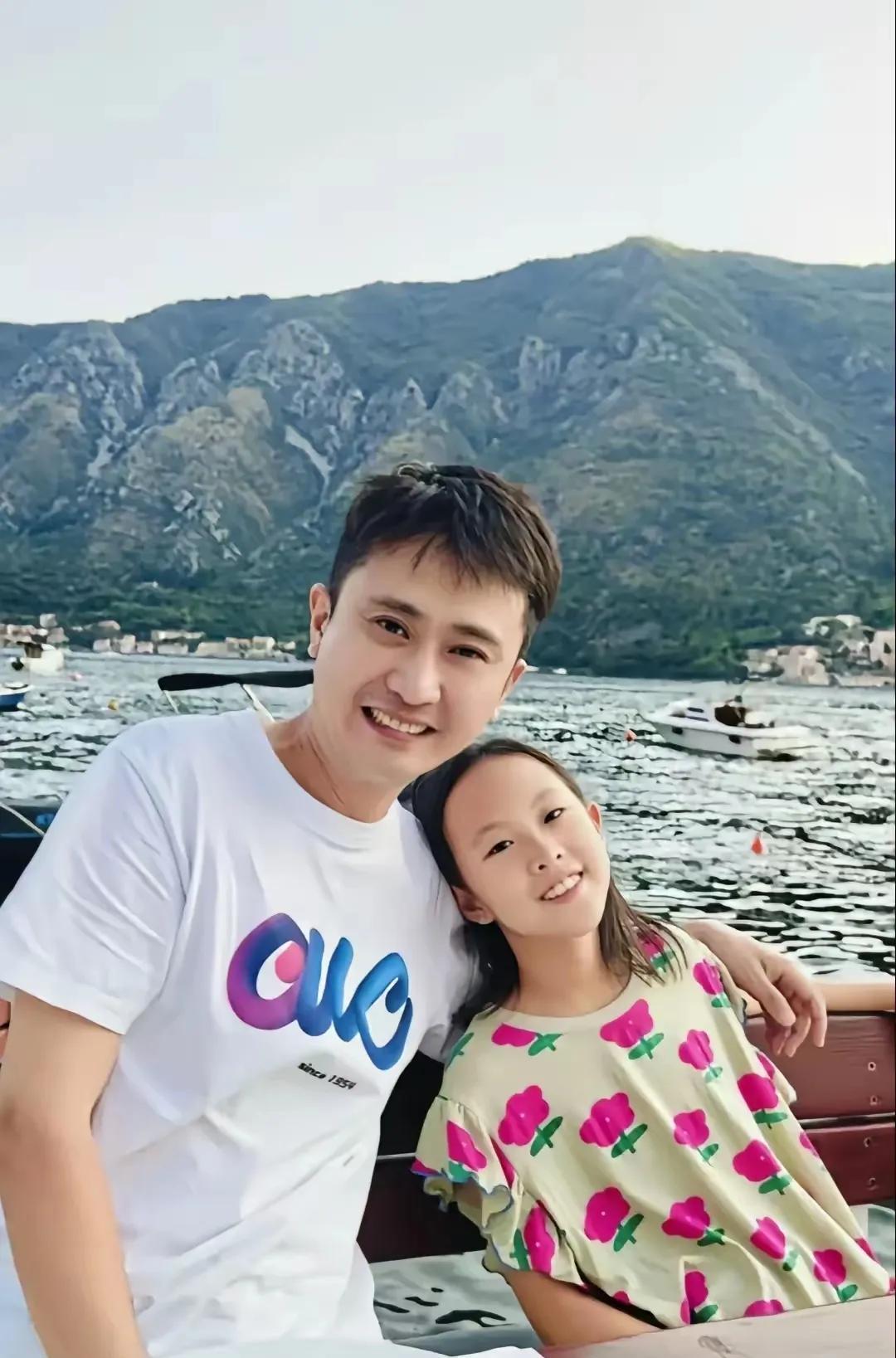 就说杨帆怎么不主持今年的春晚？
原来他陪女儿去海南度假了呀，和软软糯糯的小宝贝在