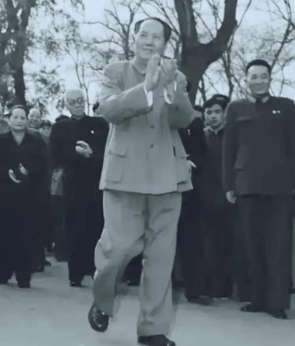 这张照片引人注目的是毛泽东主席的魁梧身材，他在欢呼声中走向群众，他后面是宋庆龄和