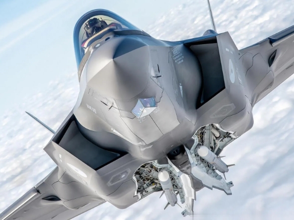 截止2025年2月份，全球F-35各型号共计坠毁了17架。咱们的J-35性能如何