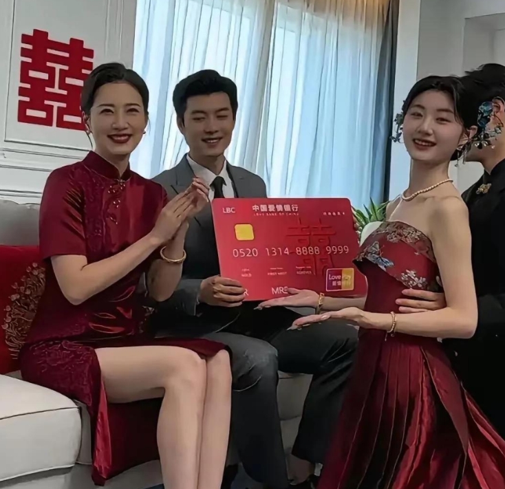 这公公婆婆也忒年轻了吧！！哈哈哈哈 [大笑][大笑][大笑][大笑][大笑]